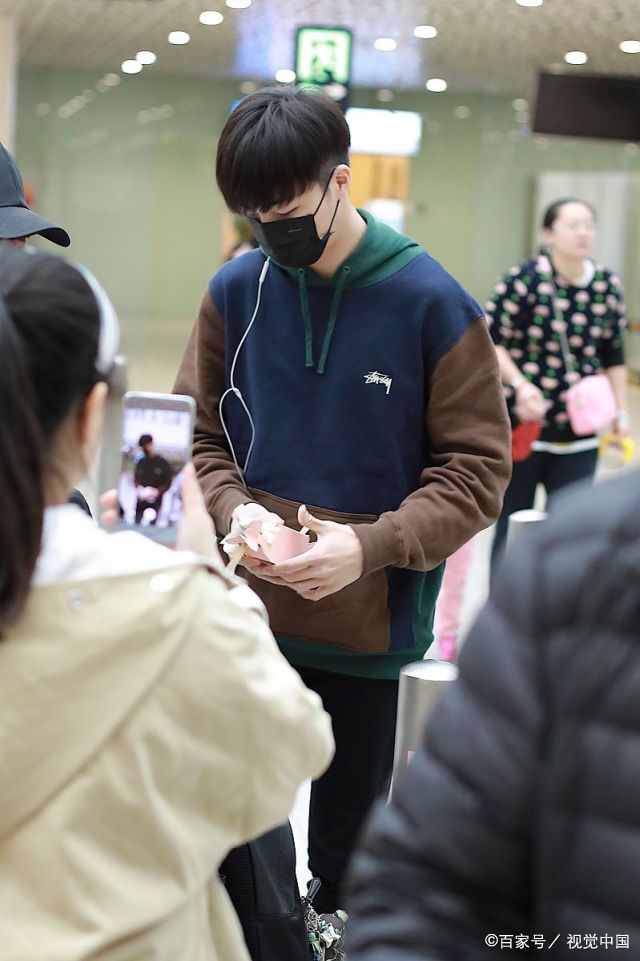 陈立农口罩遮面潮装亮相帅酷十足 获迷妹跟拍送礼物依然矜持